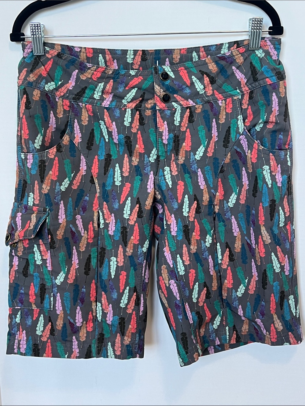 Shredly Women's Feather-Print Cargo Shorts - Multi